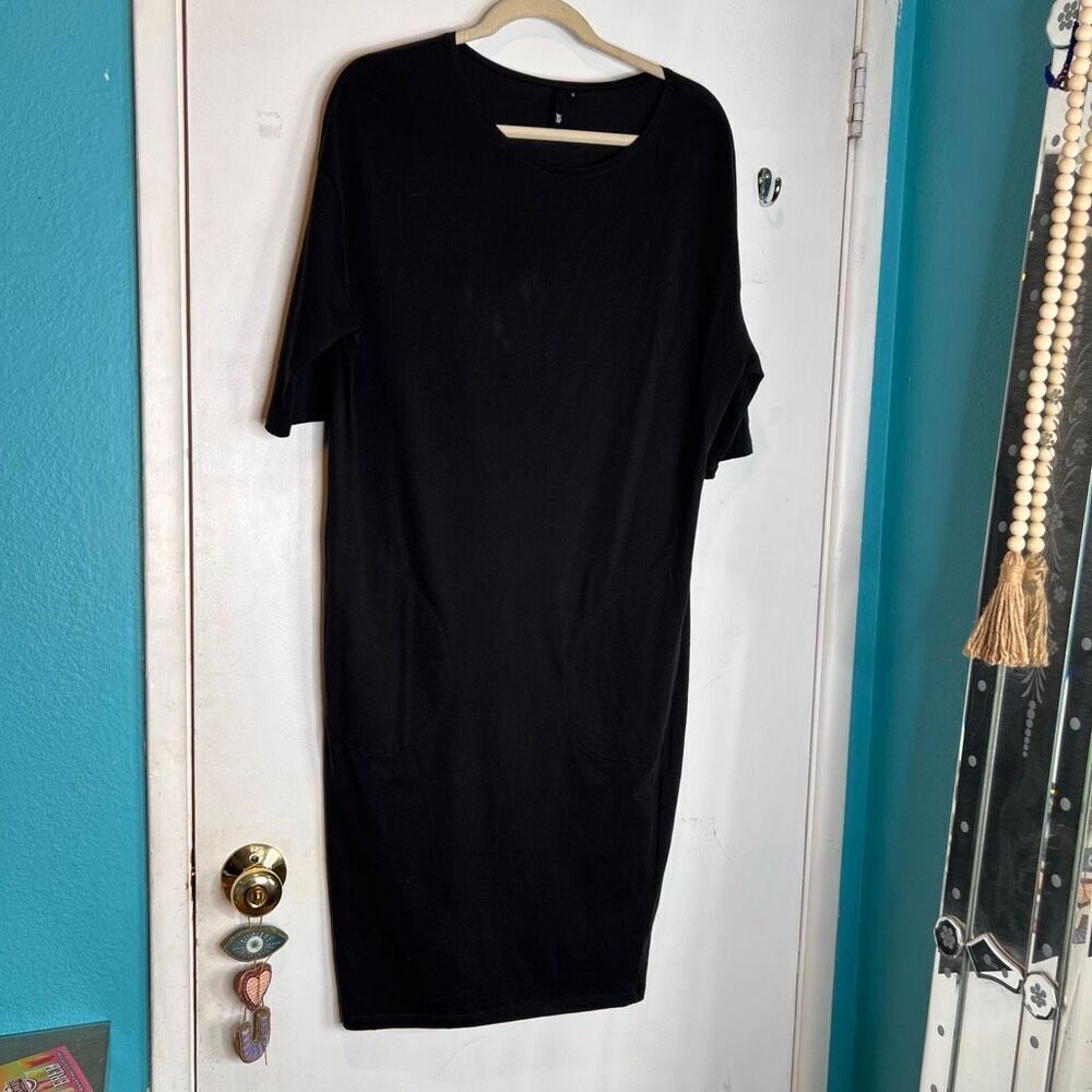 Jarbo t-shirt short sleeves midi length with side pockets no flaws  minimalist
